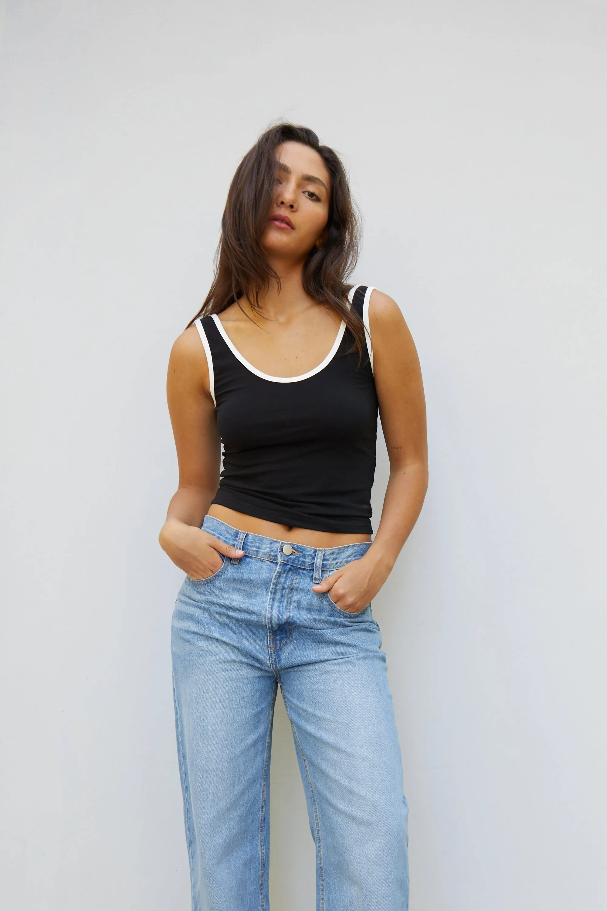CONTRAST SCOOP NECK TANK