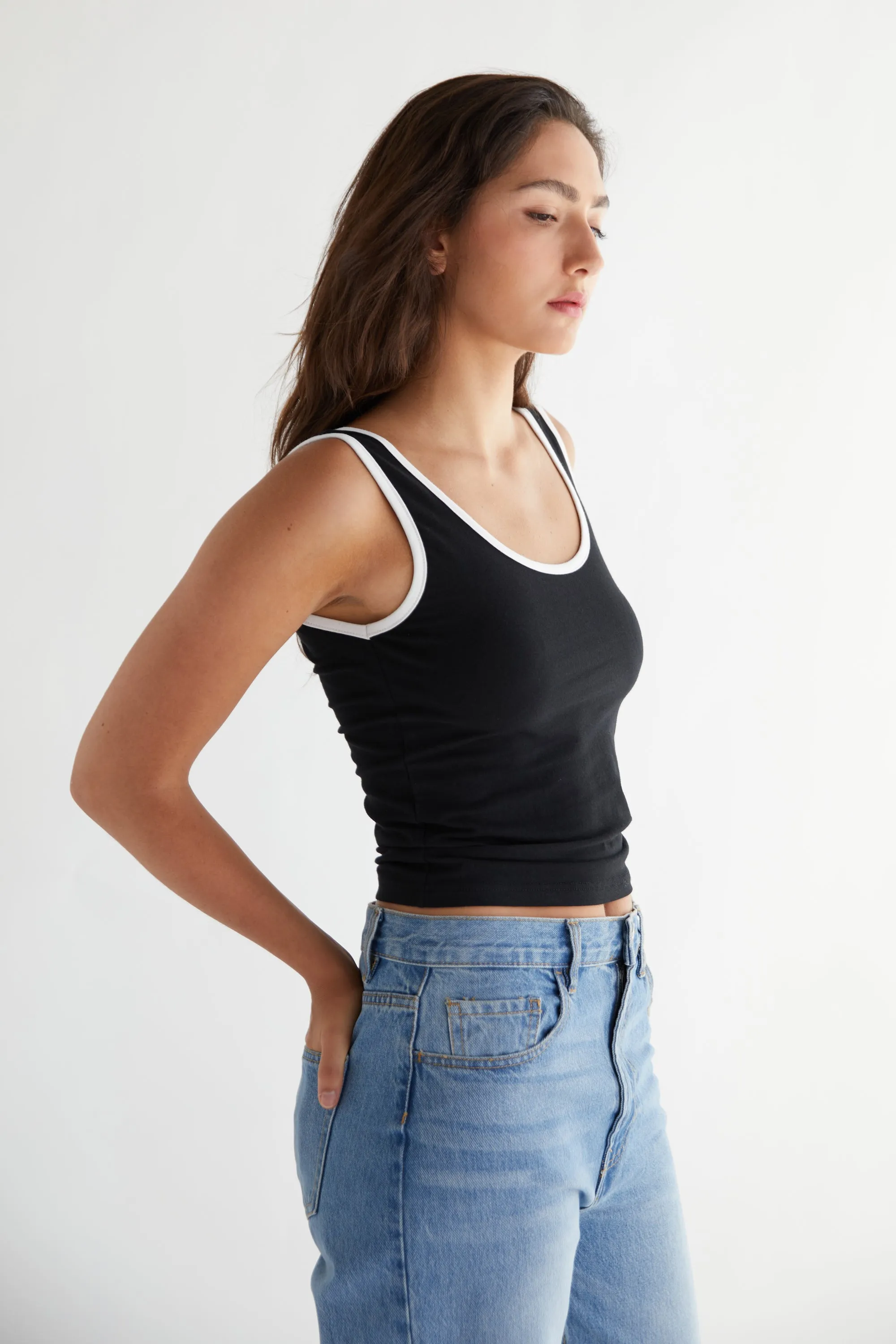 CONTRAST SCOOP NECK TANK