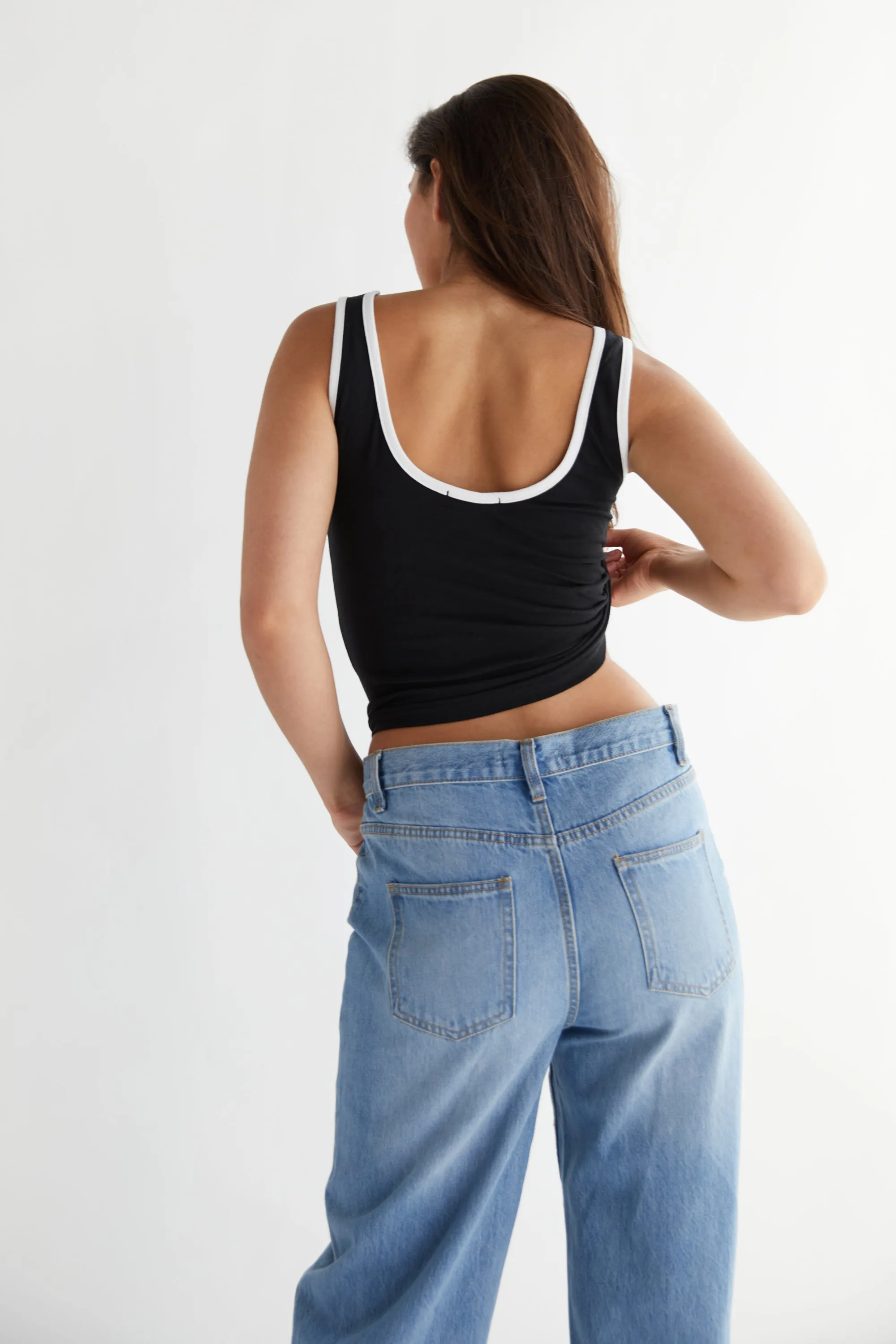 CONTRAST SCOOP NECK TANK
